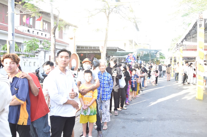VIDEO: Xếp hàng dài chờ thưởng thức miễn phí bánh củ cải Bạc Liêu - Ảnh 14. VIDEO: Xếp hàng dài chờ thưởng thức miễn phí bánh củ cải Bạc Liêu - Ảnh 14.