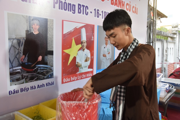 VIDEO: Xếp hàng dài chờ thưởng thức miễn phí bánh củ cải Bạc Liêu - Ảnh 2. VIDEO: Xếp hàng dài chờ thưởng thức miễn phí bánh củ cải Bạc Liêu - Ảnh 2.
