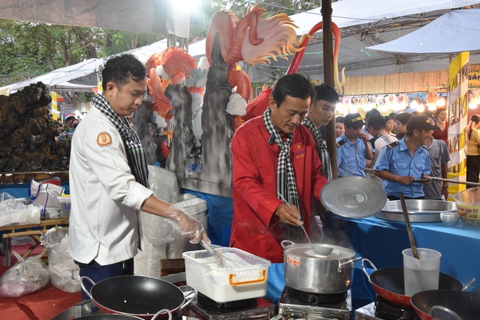 VIDEO: Xếp hàng dài chờ thưởng thức miễn phí bánh củ cải Bạc Liêu - Ảnh 3. VIDEO: Xếp hàng dài chờ thưởng thức miễn phí bánh củ cải Bạc Liêu - Ảnh 3.
