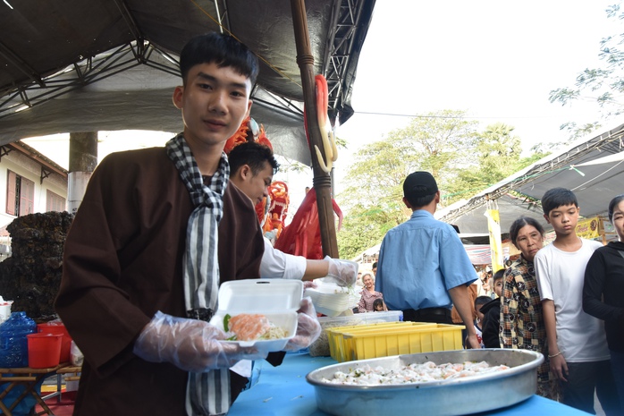 VIDEO: Xếp hàng dài chờ thưởng thức miễn phí bánh củ cải Bạc Liêu - Ảnh 9. VIDEO: Xếp hàng dài chờ thưởng thức miễn phí bánh củ cải Bạc Liêu - Ảnh 9.