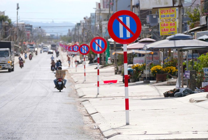 Lâm Đồng rà soát biển báo sau việc 1 km đường có 23 biển cấm đậu xe- Ảnh 1. Lâm Đồng rà soát biển báo sau việc 1 km đường có 23 biển cấm đậu xe- Ảnh 1.