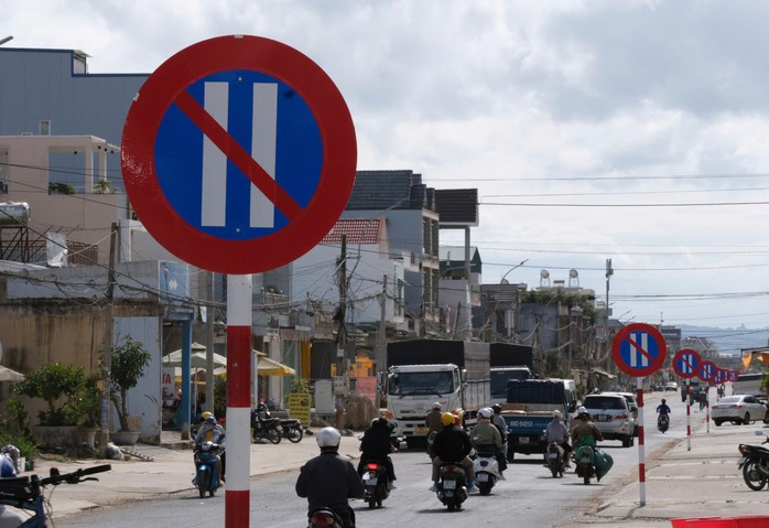 Chính quyền nói gì về việc 1 km Quốc lộ 27 có 23 biển cấm đậu xe?- Ảnh 3. Chính quyền nói gì về việc 1 km Quốc lộ 27 có 23 biển cấm đậu xe?- Ảnh 3.
