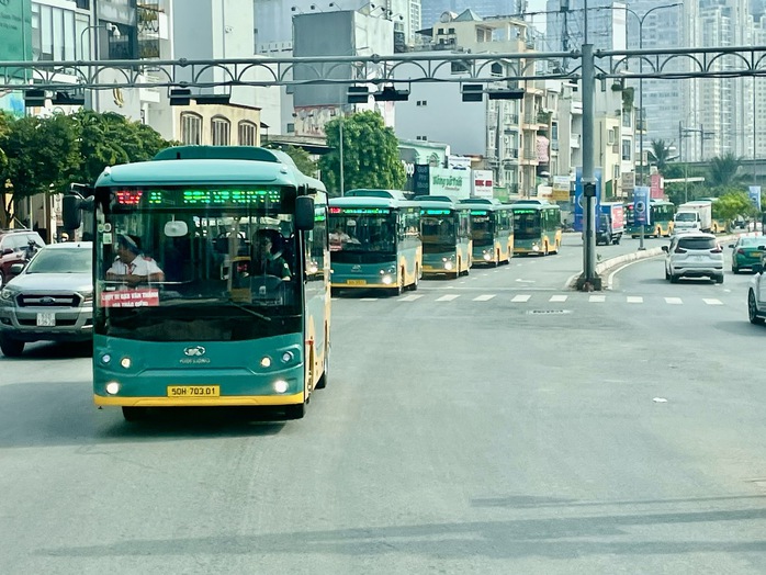 Loay hoay tìm tài xế xe buýt- Ảnh 1. Loay hoay tìm tài xế xe buýt- Ảnh 1.