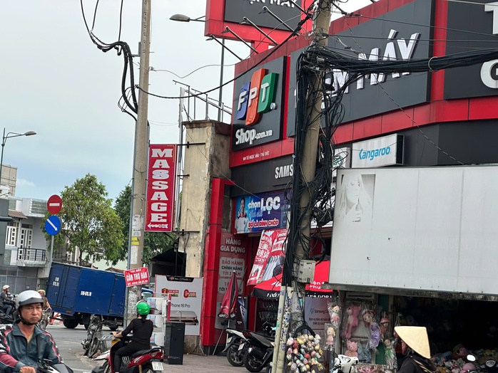 Clip sinh viên đại học cầm dao xông vào cướp cửa hàng ở TP HCM- Ảnh 1. Clip sinh viên đại học cầm dao xông vào cướp cửa hàng ở TP HCM- Ảnh 1.