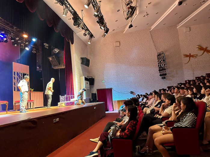 Sân khấu Hoàng Thái Thanh: 15 năm "đôi cánh chuồn chuồn" vẫn lung linh- Ảnh 9. Sân khấu Hoàng Thái Thanh: 15 năm "đôi cánh chuồn chuồn" vẫn lung linh- Ảnh 9.