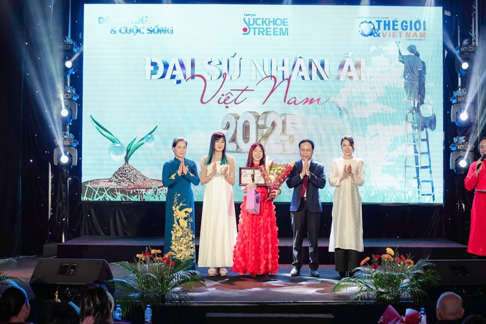 Diễn viên Hiền Mai trao giải Đại sứ nhân ái cho Lưu Thế Truyền và Nguyễn Lê Lâm Ngân
- Ảnh 1. Diễn viên Hiền Mai trao giải Đại sứ nhân ái cho Lưu Thế Truyền và Nguyễn Lê Lâm Ngân
- Ảnh 1.