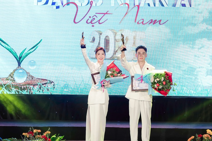 Diễn viên Hiền Mai trao giải Đại sứ nhân ái cho Lưu Thế Truyền và Nguyễn Lê Lâm Ngân
- Ảnh 2. Diễn viên Hiền Mai trao giải Đại sứ nhân ái cho Lưu Thế Truyền và Nguyễn Lê Lâm Ngân
- Ảnh 2.