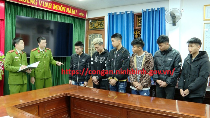 Mâu thuẫn yêu đương, vác kiếm vào sân bóng bắt "tình địch" quỳ gối- Ảnh 1. Mâu thuẫn yêu đương, vác kiếm vào sân bóng bắt "tình địch" quỳ gối- Ảnh 1.