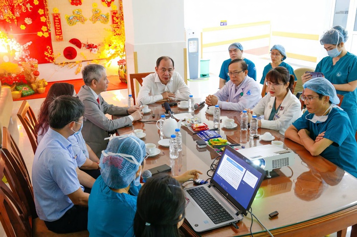 Sự quyết tâm của lãnh đạo 2 bệnh viện cùng với sự đồng hành của lãnh đạo Sở Y tế TP HCM trong giờ phút quyết định Ảnh: HẠNH NGUYÊN Sự quyết tâm của lãnh đạo 2 bệnh viện cùng với sự đồng hành của lãnh đạo Sở Y tế TP HCM trong giờ phút quyết định Ảnh: HẠNH NGUYÊN