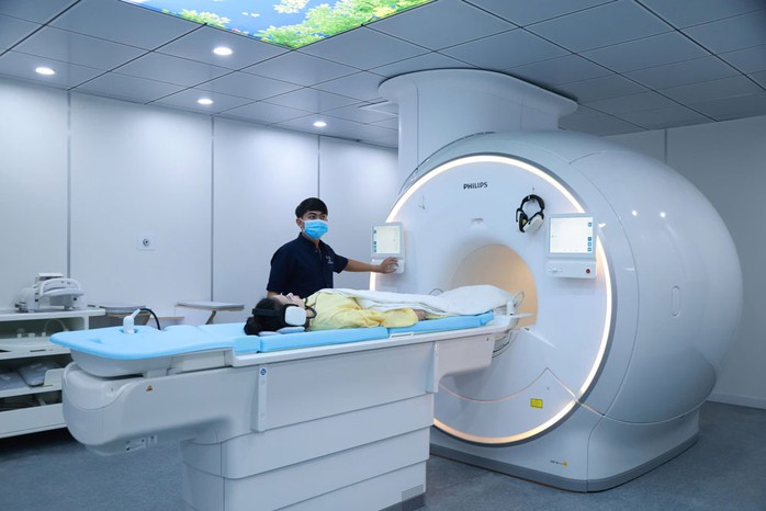 Kỹ thuật viên Khoa Chẩn đoán hình ảnh điều hành hệ thống MRI 3.0 Tesla - tích hợp AI Kỹ thuật viên Khoa Chẩn đoán hình ảnh điều hành hệ thống MRI 3.0 Tesla - tích hợp AI