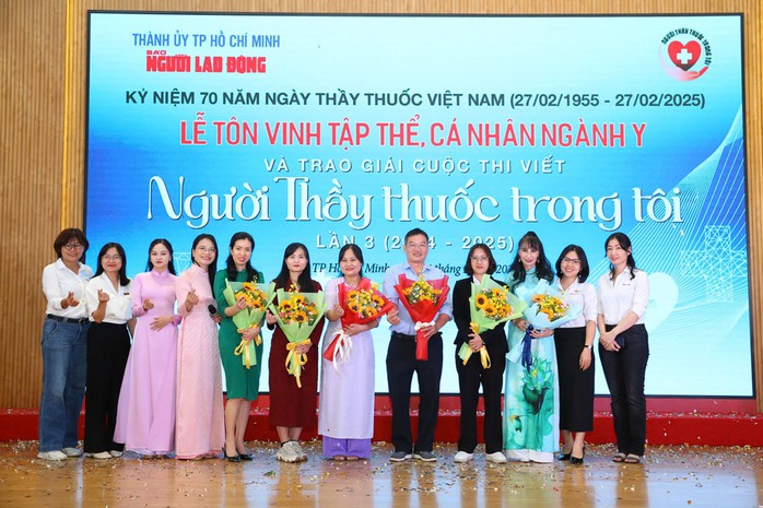 Các tác giả đã mang đến cho cuộc thi “Người Thầy thuốc trong tôi” lần 3 nhiều câu chuyện xúc động, đầy tính nhân văn. Ảnh: HOÀNG TRIỀU Các tác giả đã mang đến cho cuộc thi “Người Thầy thuốc trong tôi” lần 3 nhiều câu chuyện xúc động, đầy tính nhân văn. Ảnh: HOÀNG TRIỀU