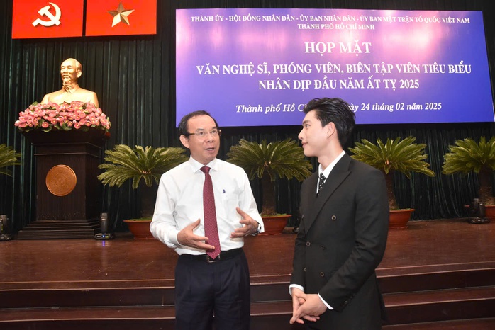 Lãnh đạo TP HCM họp mặt văn nghệ sĩ, phóng viên, biên tập viên dịp đầu Xuân- Ảnh 8. Lãnh đạo TP HCM họp mặt văn nghệ sĩ, phóng viên, biên tập viên dịp đầu Xuân- Ảnh 8.