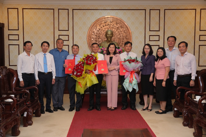 Bình Phước công bố quyết định cán bộ - Ảnh 3. Bình Phước công bố quyết định cán bộ - Ảnh 3.
