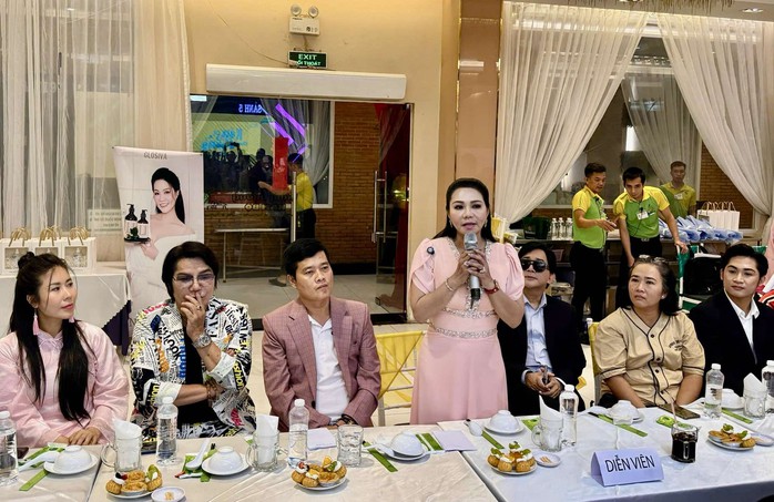NSƯT Ngọc Huyền và Kim Tử Long tái ngộ trong "Kén cá chọn chồng"- Ảnh 3. NSƯT Ngọc Huyền và Kim Tử Long tái ngộ trong "Kén cá chọn chồng"- Ảnh 3.
