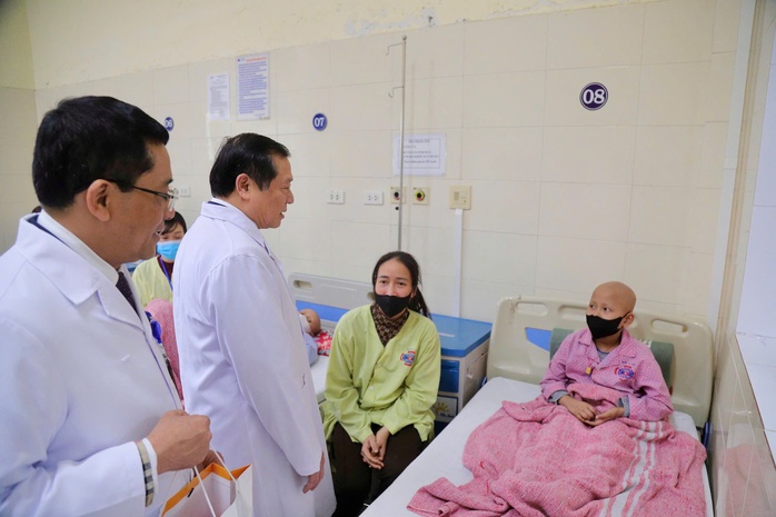 Thủ tướng: Khẩn trương đề xuất, ban hành chính sách đặc thù cho nhân viên y tế- Ảnh 4. Thủ tướng: Khẩn trương đề xuất, ban hành chính sách đặc thù cho nhân viên y tế- Ảnh 4.