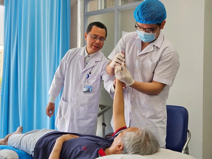 TS Lê Khánh Điền hướng dẫn sinh viên mới vào nghề TS Lê Khánh Điền hướng dẫn sinh viên mới vào nghề