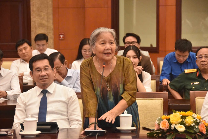 Lãnh đạo TP HCM họp mặt văn nghệ sĩ, phóng viên, biên tập viên dịp đầu Xuân- Ảnh 5. Lãnh đạo TP HCM họp mặt văn nghệ sĩ, phóng viên, biên tập viên dịp đầu Xuân- Ảnh 5.