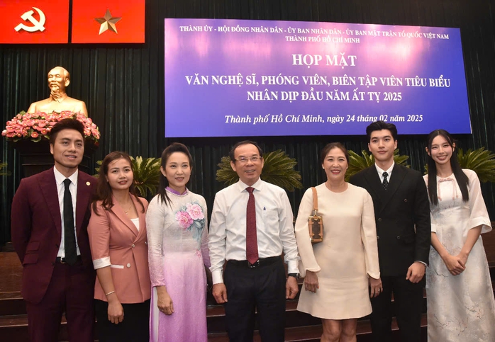 Tạo môi trường thuận lợi để văn nghệ sĩ, phóng viên, biên tập viên phát huy khả năng sáng tạo- Ảnh 2. Tạo môi trường thuận lợi để văn nghệ sĩ, phóng viên, biên tập viên phát huy khả năng sáng tạo- Ảnh 2.
