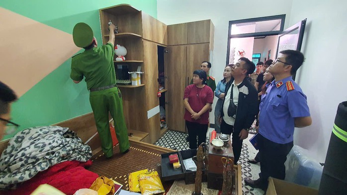 CLIP: Cận cảnh khám xét nơi tu tập "thành tiên", lừa đảo gần 100 tỉ đồng- Ảnh 6. CLIP: Cận cảnh khám xét nơi tu tập "thành tiên", lừa đảo gần 100 tỉ đồng- Ảnh 6.