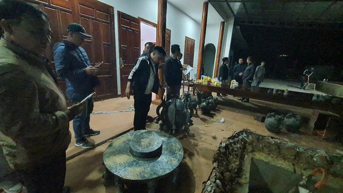 CLIP: Cận cảnh khám xét nơi tu tập "thành tiên", lừa đảo gần 100 tỉ đồng- Ảnh 12. CLIP: Cận cảnh khám xét nơi tu tập "thành tiên", lừa đảo gần 100 tỉ đồng- Ảnh 12.