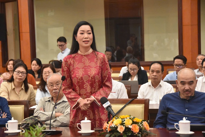 Lãnh đạo TP HCM họp mặt văn nghệ sĩ, phóng viên, biên tập viên dịp đầu Xuân- Ảnh 4. Lãnh đạo TP HCM họp mặt văn nghệ sĩ, phóng viên, biên tập viên dịp đầu Xuân- Ảnh 4.