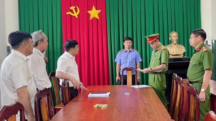 Vụ bắt tạm giam Chủ tịch UBND huyện Long Thành và hàng loạt cán bộ: Kêu gọi tự giác khai báo - Ảnh 3. Vụ bắt tạm giam Chủ tịch UBND huyện Long Thành và hàng loạt cán bộ: Kêu gọi tự giác khai báo - Ảnh 3.