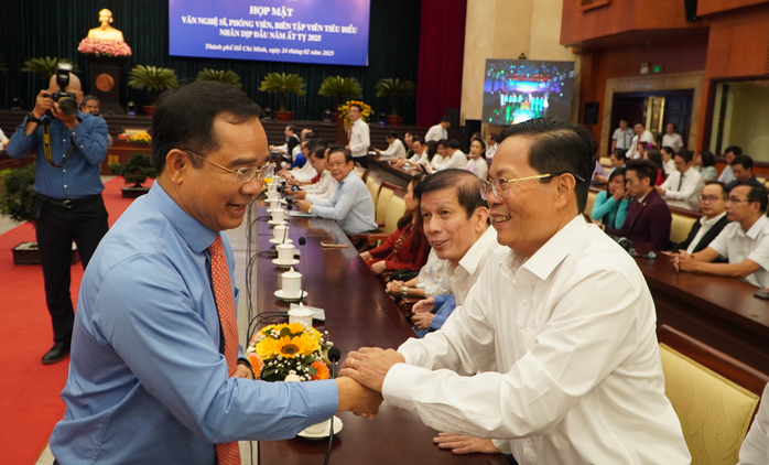 Lãnh đạo TP HCM họp mặt văn nghệ sĩ, phóng viên, biên tập viên dịp đầu Xuân- Ảnh 3. Lãnh đạo TP HCM họp mặt văn nghệ sĩ, phóng viên, biên tập viên dịp đầu Xuân- Ảnh 3.