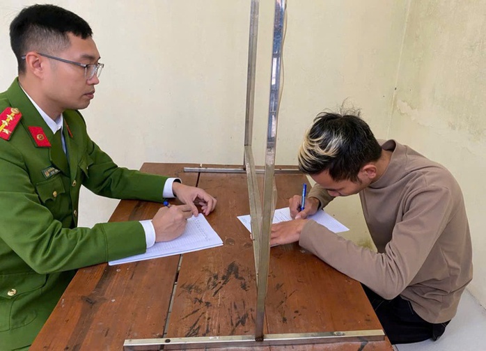 6 thanh thiếu niên đánh người, cướp tài sản- Ảnh 2. 6 thanh thiếu niên đánh người, cướp tài sản- Ảnh 2.