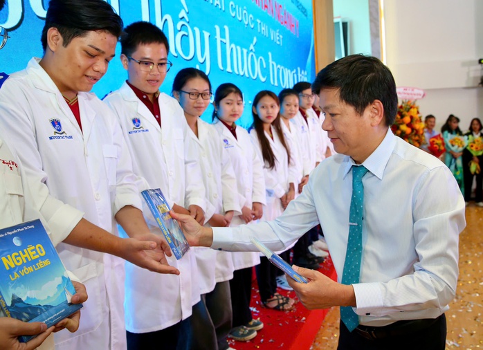 Sinh viên y khoa tự hào về truyền thống ngành y tại lễ trao giải “Người Thầy thuốc trong tôi”- Ảnh 5. Sinh viên y khoa tự hào về truyền thống ngành y tại lễ trao giải “Người Thầy thuốc trong tôi”- Ảnh 5.