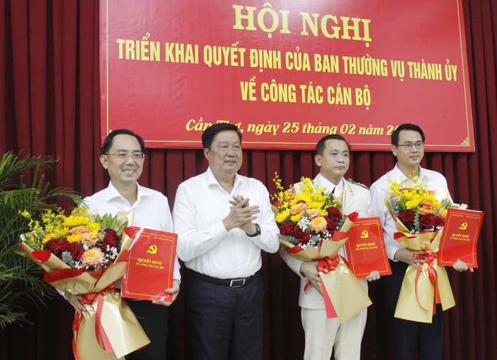 Cần Thơ điều động, bổ nhiệm nhiều cán bộ- Ảnh 1. Cần Thơ điều động, bổ nhiệm nhiều cán bộ- Ảnh 1.