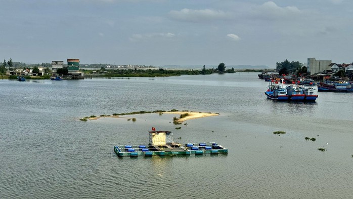 Luồng lạch ở cửa biển Cửa Đại, xã An Phú, TP Quảng Ngãi bị thu hẹp khiến tàu thuyền ngư dân không thể ra khơi. Ảnh: TỬ TRỰC Luồng lạch ở cửa biển Cửa Đại, xã An Phú, TP Quảng Ngãi bị thu hẹp khiến tàu thuyền ngư dân không thể ra khơi. Ảnh: TỬ TRỰC