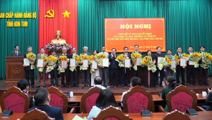 Nhân sự tỉnh Kon Tum sau khi sắp xếp, tinh gọn thế nào?- Ảnh 3. Nhân sự tỉnh Kon Tum sau khi sắp xếp, tinh gọn thế nào?- Ảnh 3.