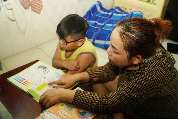 Thời gian làm việc kéo dài khiến công nhân ít thời gian chăm sóc gia đình, con cái. Ảnh: HUỲNH NHƯ Thời gian làm việc kéo dài khiến công nhân ít thời gian chăm sóc gia đình, con cái. Ảnh: HUỲNH NHƯ