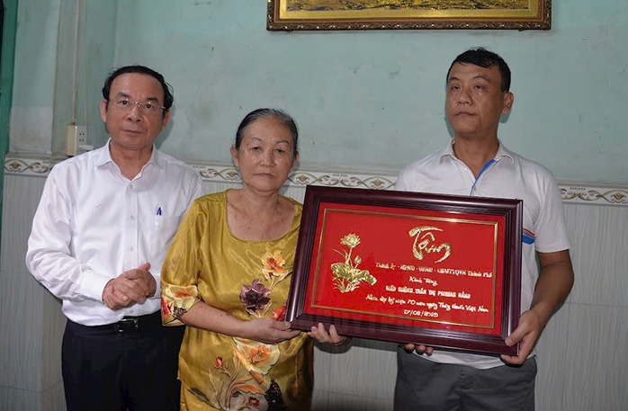 Lãnh đạo TP HCM thăm gia đình có cán bộ y tế bị mất khi tham gia phòng chống dịch COVID-19- Ảnh 3. Lãnh đạo TP HCM thăm gia đình có cán bộ y tế bị mất khi tham gia phòng chống dịch COVID-19- Ảnh 3.