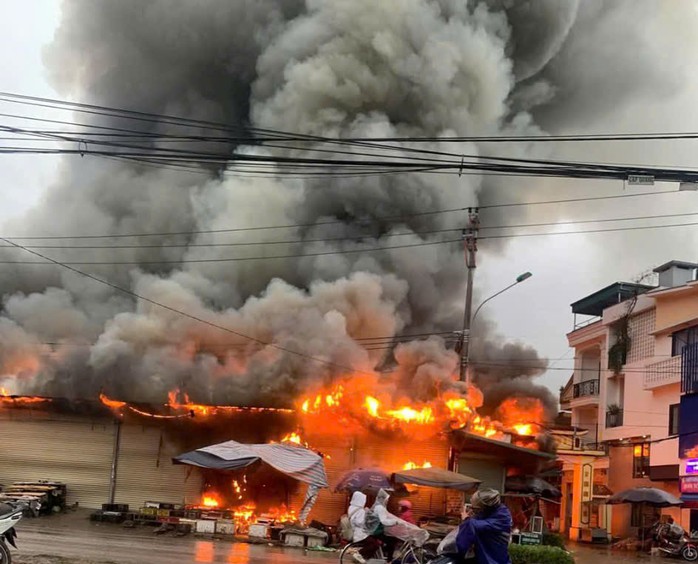 VIDEO: Cháy dữ dội chợ Trung Môn, lửa bao trùm nhiều ki-ốt- Ảnh 1. VIDEO: Cháy dữ dội chợ Trung Môn, lửa bao trùm nhiều ki-ốt- Ảnh 1.