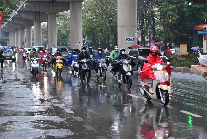 Người dân Hà Nội co ro trong mưa và rét đậm- Ảnh 1. Người dân Hà Nội co ro trong mưa và rét đậm- Ảnh 1.