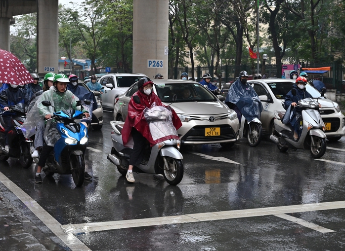 Người dân Hà Nội co ro trong mưa và rét đậm- Ảnh 5. Người dân Hà Nội co ro trong mưa và rét đậm- Ảnh 5.