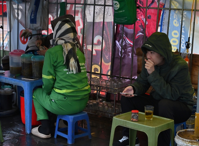 Người dân Hà Nội co ro trong mưa và rét đậm- Ảnh 2. Người dân Hà Nội co ro trong mưa và rét đậm- Ảnh 2.