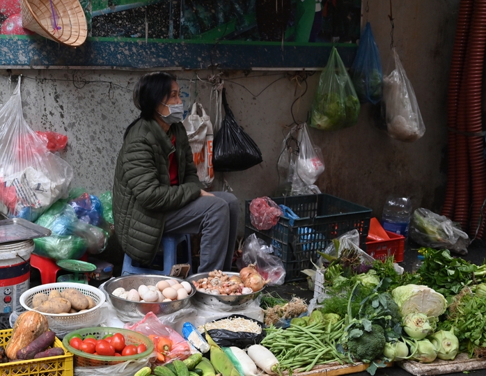 Người dân Hà Nội co ro trong mưa và rét đậm- Ảnh 3. Người dân Hà Nội co ro trong mưa và rét đậm- Ảnh 3.