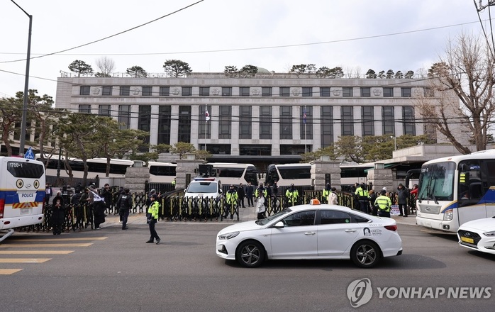Bên ngoài Tòa án Hiến pháp Hàn Quốc ở Seoul ngày 25-2. Ảnh: Yonhap Bên ngoài Tòa án Hiến pháp Hàn Quốc ở Seoul ngày 25-2. Ảnh: Yonhap