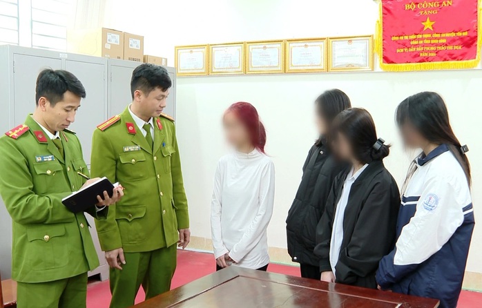 Công an triệu tập nhóm bạn "đánh hội đồng" nữ sinh lớp 10- Ảnh 1. Công an triệu tập nhóm bạn "đánh hội đồng" nữ sinh lớp 10- Ảnh 1.