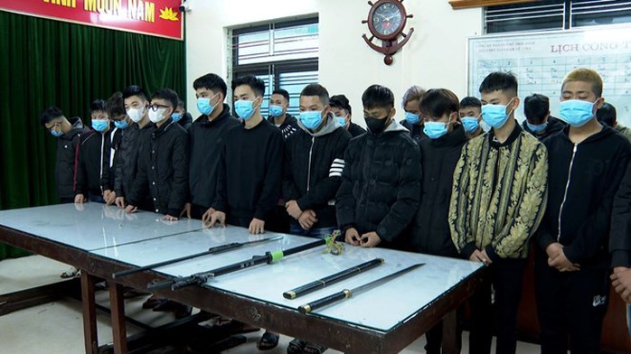 Hơn 50 thanh, thiếu niên dùng hung khí rượt đuổi nhau "hỗn chiến" gây náo loạn nhiều tuyến phố- Ảnh 1. Hơn 50 thanh, thiếu niên dùng hung khí rượt đuổi nhau "hỗn chiến" gây náo loạn nhiều tuyến phố- Ảnh 1.