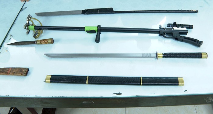 Hơn 50 thanh, thiếu niên dùng hung khí rượt đuổi nhau "hỗn chiến" gây náo loạn nhiều tuyến phố- Ảnh 2. Hơn 50 thanh, thiếu niên dùng hung khí rượt đuổi nhau "hỗn chiến" gây náo loạn nhiều tuyến phố- Ảnh 2.