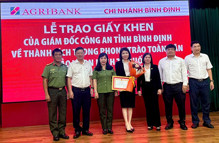 Bị truy nã, nam thanh niên vẫn “ung dung” đến ngân hàng làm thẻ ATM- Ảnh 1. Bị truy nã, nam thanh niên vẫn “ung dung” đến ngân hàng làm thẻ ATM- Ảnh 1.