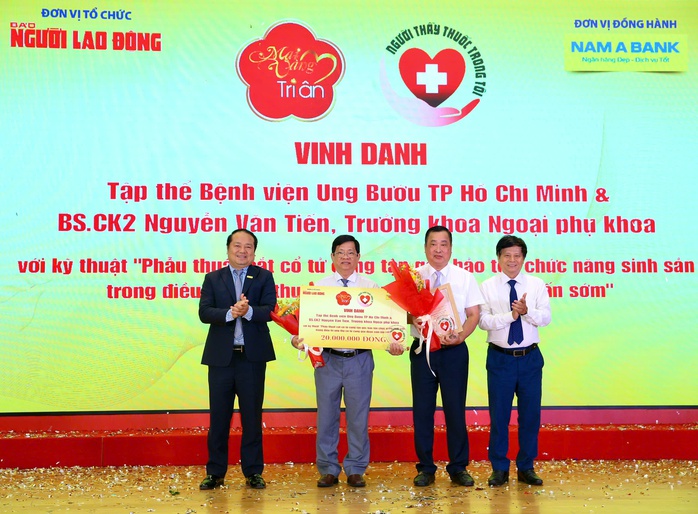“Mai Vàng tri ân” tôn vinh 2 bác sĩ và tập thể bệnh viện có thành tựu lớn trong điều trị- Ảnh 1. “Mai Vàng tri ân” tôn vinh 2 bác sĩ và tập thể bệnh viện có thành tựu lớn trong điều trị- Ảnh 1.