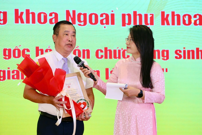 “Mai Vàng tri ân” tôn vinh 2 bác sĩ và tập thể bệnh viện có thành tựu lớn trong điều trị- Ảnh 3. “Mai Vàng tri ân” tôn vinh 2 bác sĩ và tập thể bệnh viện có thành tựu lớn trong điều trị- Ảnh 3.