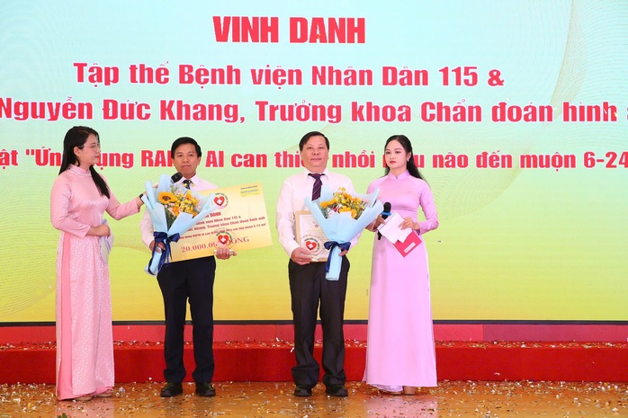 “Mai Vàng tri ân” tôn vinh 2 bác sĩ và tập thể bệnh viện có thành tựu lớn trong điều trị- Ảnh 5. “Mai Vàng tri ân” tôn vinh 2 bác sĩ và tập thể bệnh viện có thành tựu lớn trong điều trị- Ảnh 5.