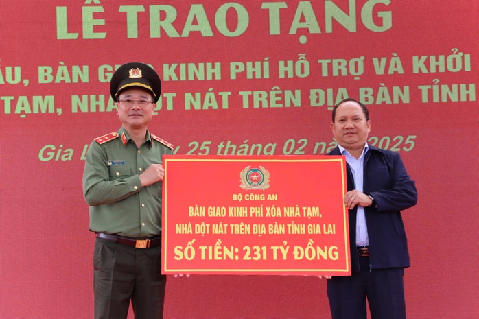 Bộ Công an trao 231 tỉ đồng xoá nhà tạm, nhà dột nát ở Gia Lai- Ảnh 1. Bộ Công an trao 231 tỉ đồng xoá nhà tạm, nhà dột nát ở Gia Lai- Ảnh 1.