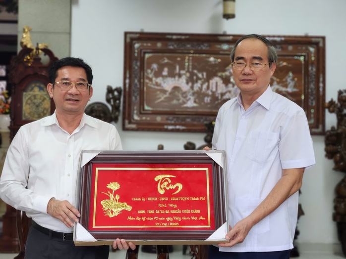 Lãnh đạo TP HCM thăm hỏi, tri ân cán bộ lão thành ngành y tế- Ảnh 1.