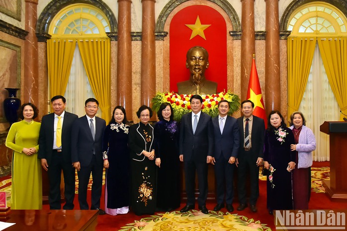 Chủ tịch nước Lương Cường cùng lãnh đạo Bộ Y tế và các thầy thuốc tiêu biểu.Ảnh: TTXVN Chủ tịch nước Lương Cường cùng lãnh đạo Bộ Y tế và các thầy thuốc tiêu biểu.Ảnh: TTXVN